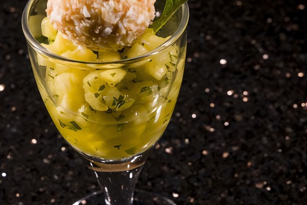 Ананасы на гриле с карамельным соусом