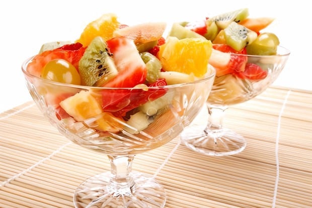Ананасы с шампанским и смесью свежих фруктов