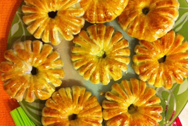 Ананасовые колечки в слоеном тесте