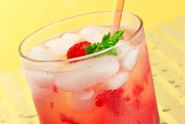 Ананасовый пунш с самбукой и малиной