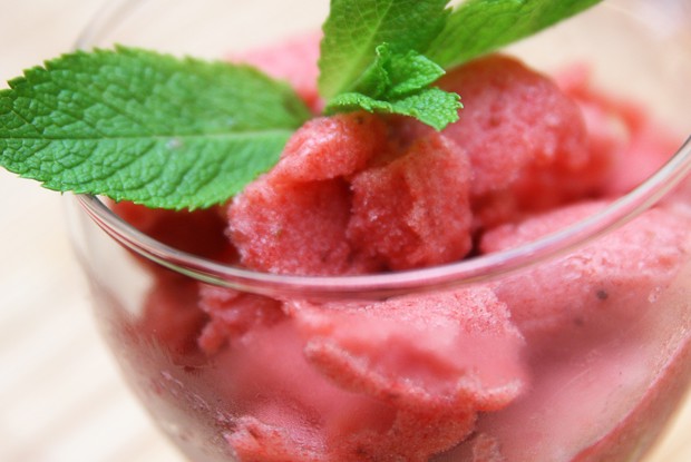 Ананасово-клубничное мороженое