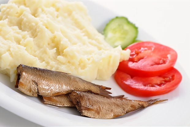 Анчоусы или кильки с картофелем