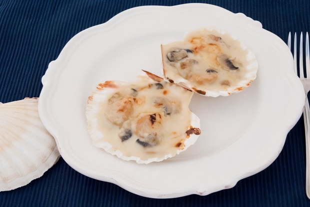 Английские гребешки в ракушках в соусе из белого вина