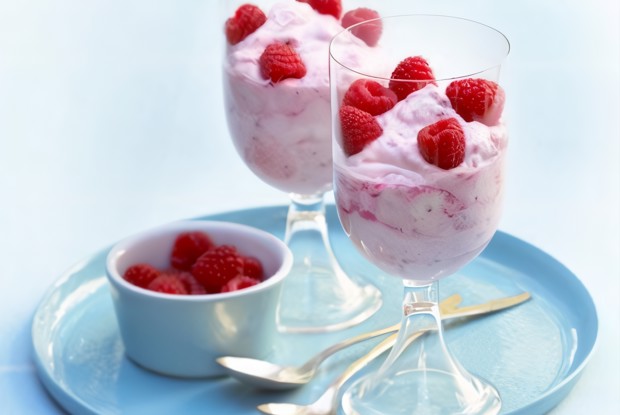 Английский крем с шоколадом, ликером «Франжелико» и свежей малиной