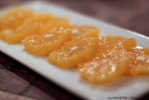 Апельсины под легким соусом с корицей