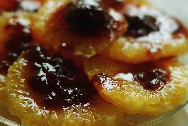 Апельсины под теплым малиновым соусом