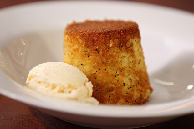 Апельсиновые кексы без муки с маком и ванильным мороженым