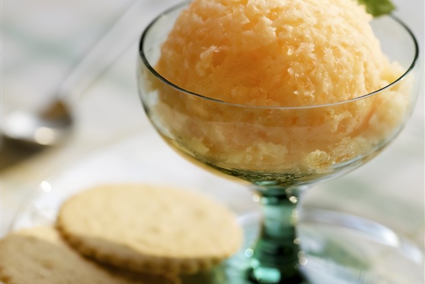 Апельсиновый шербет с водкой и базиликом