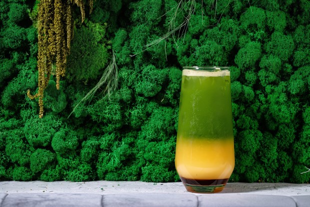 Апельсиновый матча со смородиновым соусом