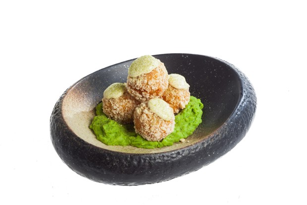 Аранчини с тремя сырами и зеленым горошком