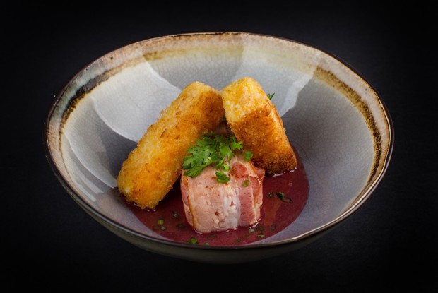 Арбуз в беконе с хрустящим сулугуни и красным соусом