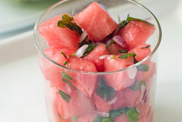 Арбузная сальса с красным луком и перцами халапеньо