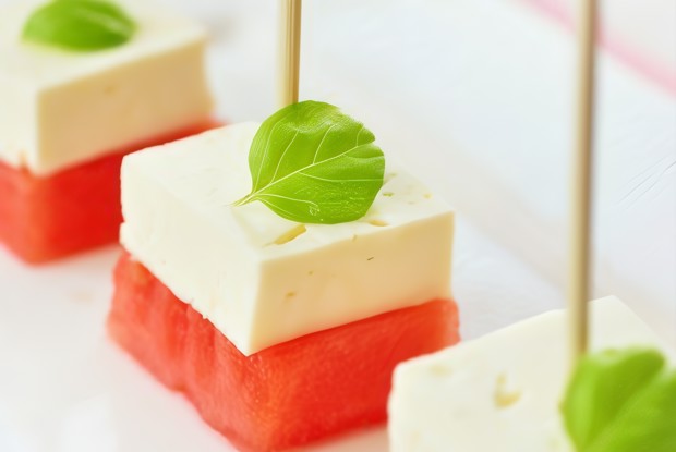 Арбузные канапе с сыром и мятой