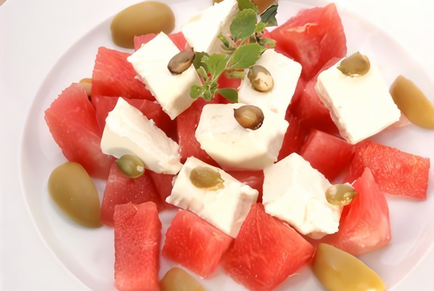Арбузный салат с фетой и мятой