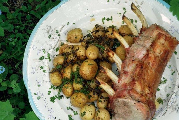 Ариста из свиной корейки с молодой картошкой и травами