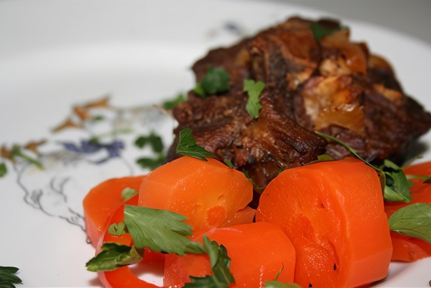 Ароматная баранина с сельдереем и морковью