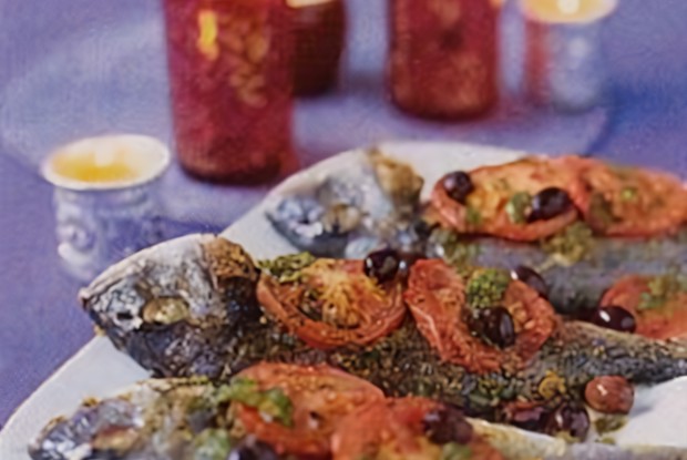 Ароматная дорада с соусом и травами