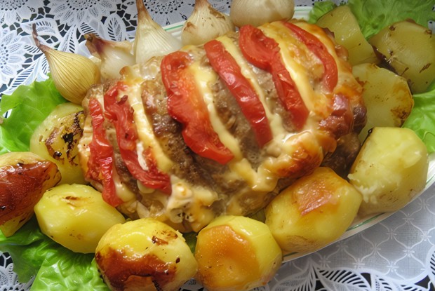 Ароматная праздничная свинина, фаршированная сыром и помидорами