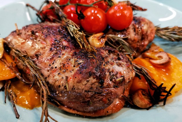 Ароматная утиная грудка с розмарином и помидорами