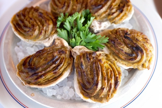 Ароматные устрицы под пряным соусом