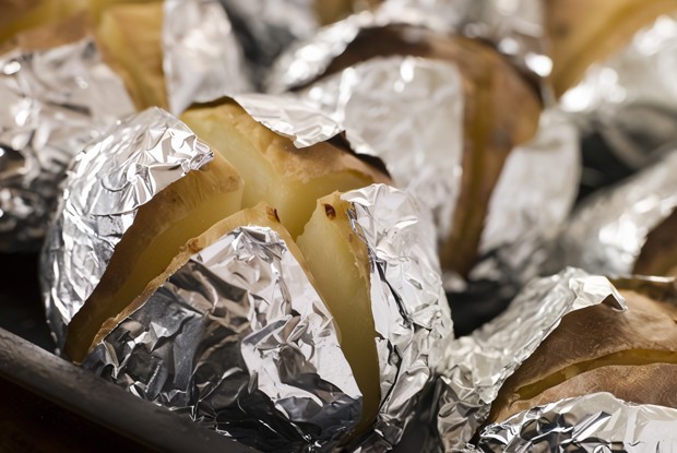 Ароматный картофель с луком в фольге на гриле