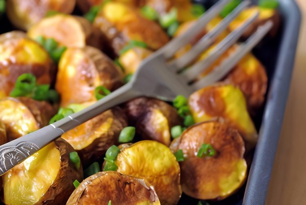 Ароматный печеный картофель на гриле