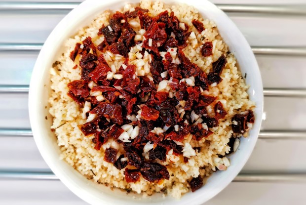 Ароматный кускус с томатами и чесноком