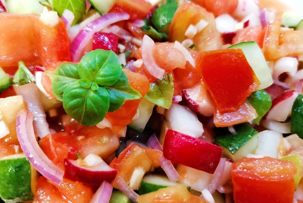 Ароматный витаминный салат с базиликом