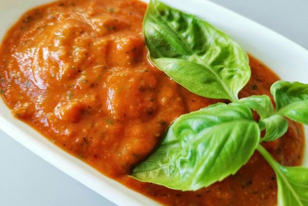 Ароматный томатно-базиликовый соус с чесноком