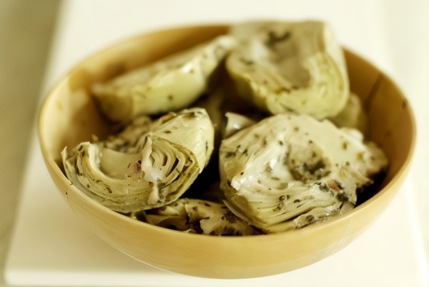 Артишоки, тушеные в вине, чесноке и травах