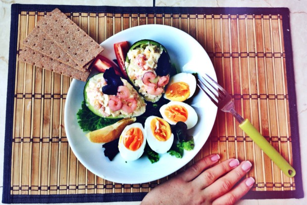 Авокадо с яйцами и креветками