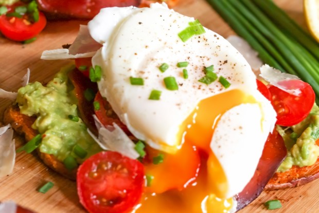 Авокадо с яйцом пашот и слабосоленым лососем