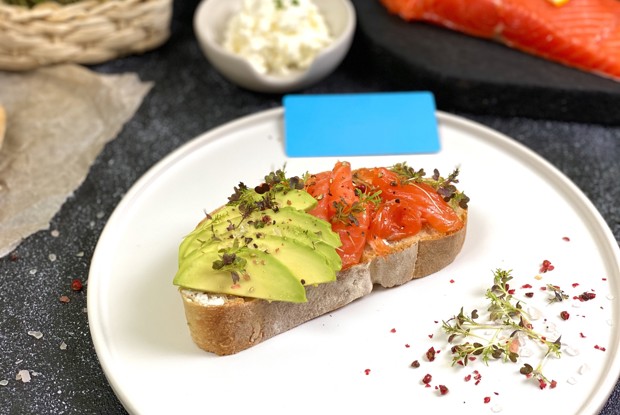 Авокадо-тост со слабосоленой форелью