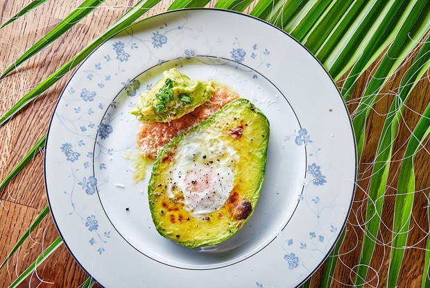 Авокадо, жаренное с яйцом