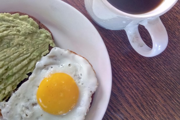 Авокадо-тосты с яйцом