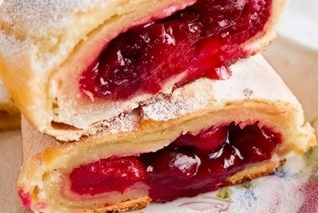 Австрийский штрудель с вишнями