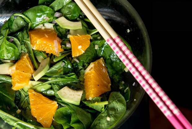 Азиатский салат с апельсином, шпинатом и авокадо