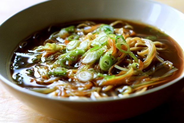 Азиатский суп с яичной лапшой