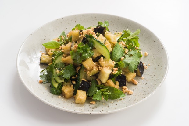 Азиатский салат с хрустящими баклажанами, кинзой  и арахисом