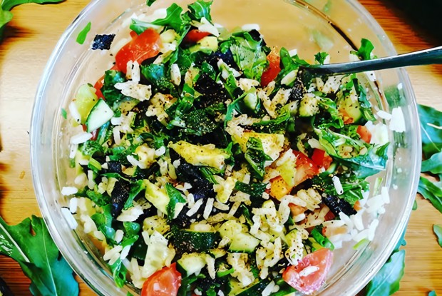 Азиатский салат с рисом, огурцом и помидором