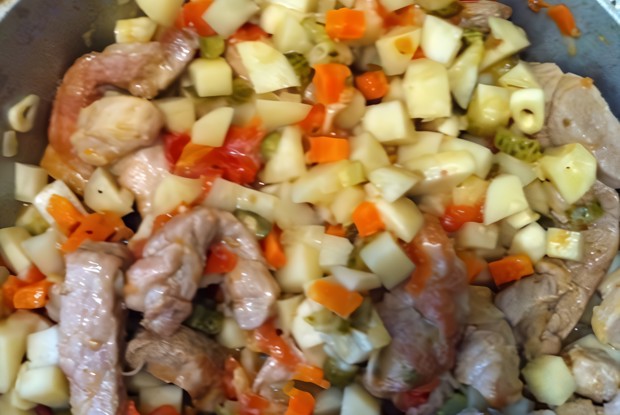 Азу по-татарски из говядины с солеными огурцами