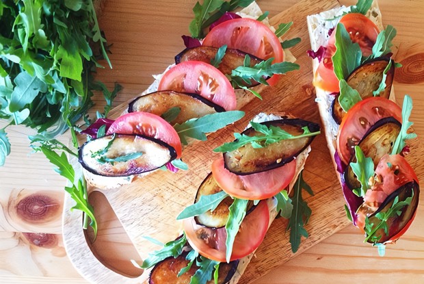 Багет с овощами, творожным сыром и рукколой