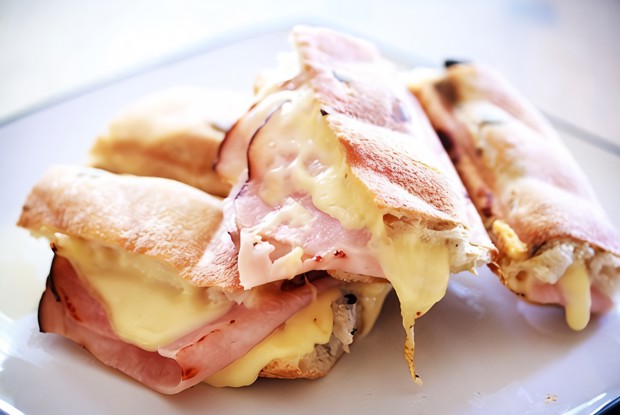 Багет с сыром, зеленью и ветчиной