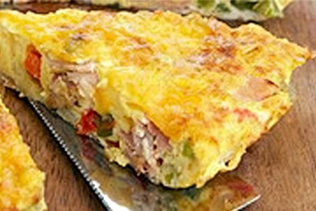 Багровый омлет с тремя видами колбас и шпинатом