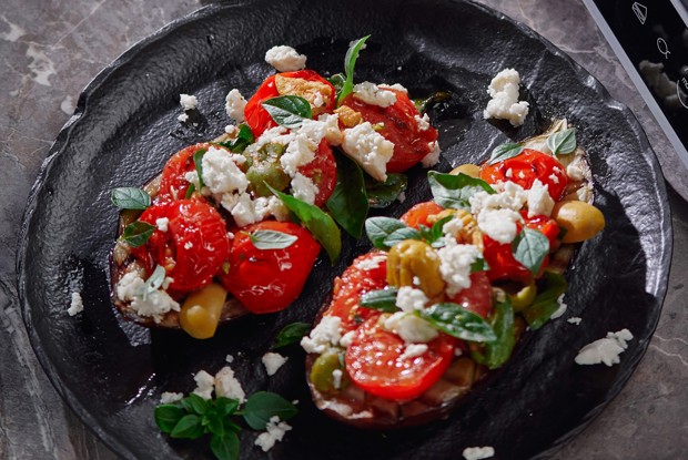 Баклажан на гриле с томатами и греческим сыром