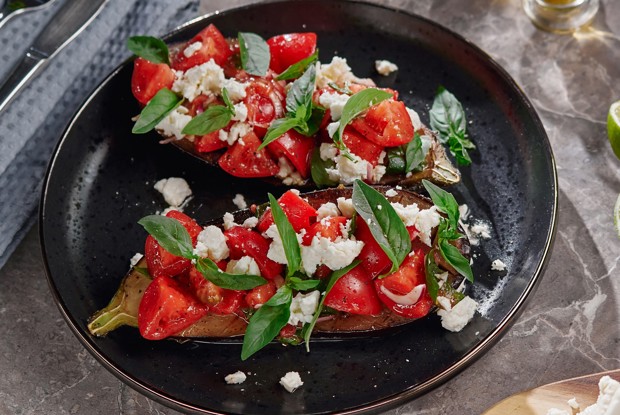 Баклажан вок с томатами и греческим сыром