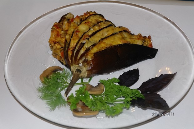 Баклажаны фаршированные овощами и беконом