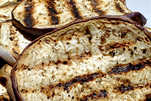 Баклажаны на гриле с чесноком, лимонным соком и тмином