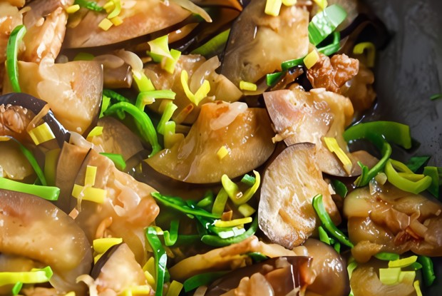 Баклажаны с грибами и беконом по-китайски