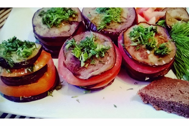 Баклажаны с помидорами и чесноком